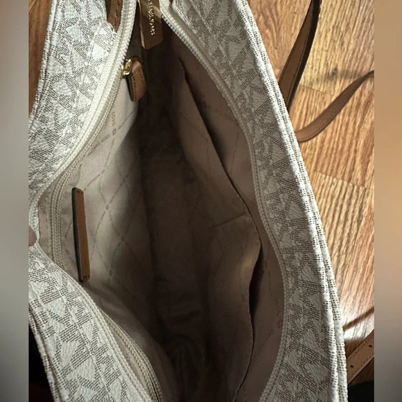 EUC Michael Kors Jet Set Travel Large Messenger Crossbody Bag in Vanilla - Picture 6 of 14